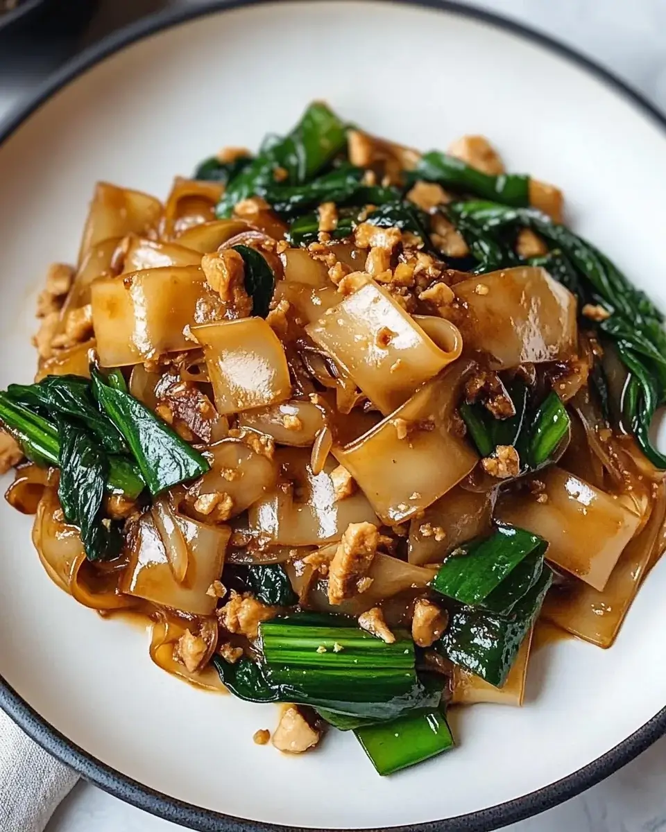 Stir-Fried Wide Rice Noodles: A Flavorful Pad See Ew Recipe!